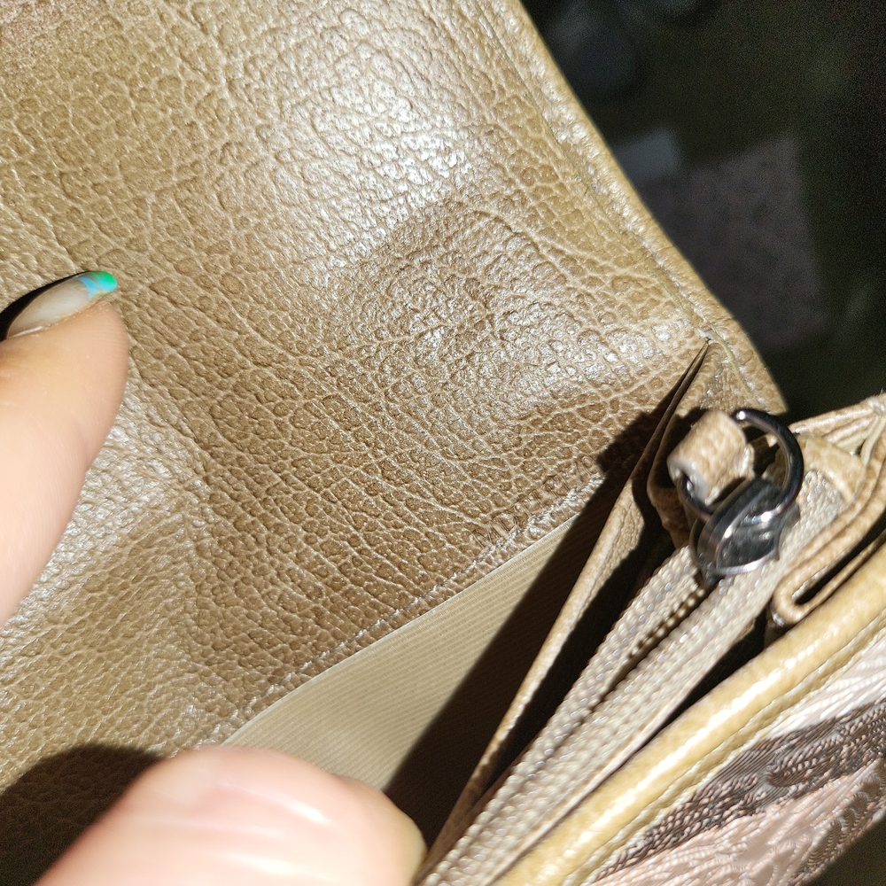 Very gently used and taking care of Burberry authentic wallet - Picture 5 of 7